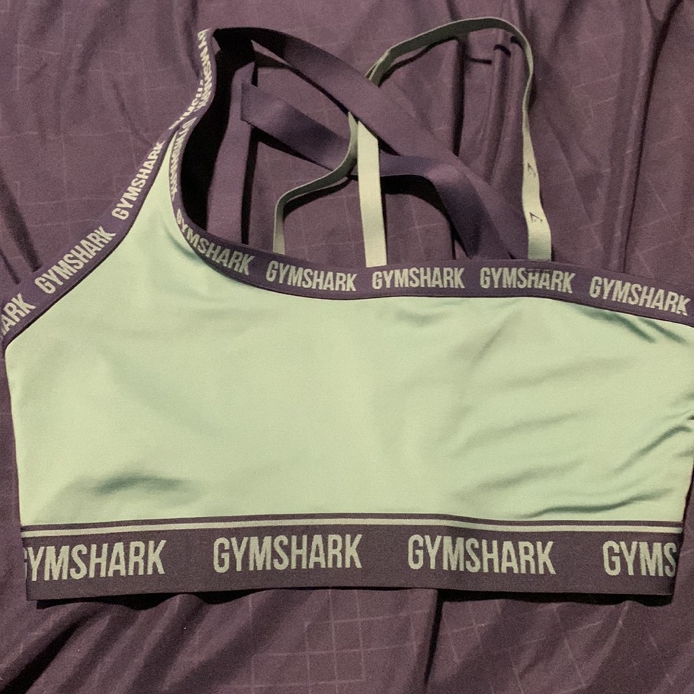 top gym shark
It has a removable cup and is in excellent condition💜 - Picture 2 of 3